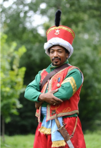 Ага, в одном городе со мной живёт. Это он в форме наполеоновского мамелюка на реконструкции Бородинской битвы.