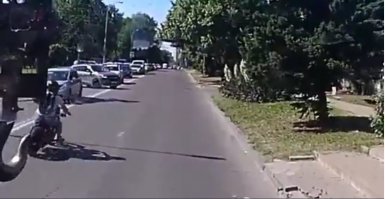 Знаете, у меня нет сертифицированного глазомера и экспертных знаний, но, тем не менее, я умею пользоваться картами и собственным мозгом. Авария происходит возле приметного зелёного дома с аркой над входом. На всей ул. Селезнёва он один такой, это дом 203А, где располагается военкомат. На видео воспроизведение заботливо замедленно и временная шкала убрана, видимо специально для таких зануд как я, но и без всего этого скорость мотоциклиста определяется легко. На первом скрине мотоцикл пересекает тень от опоры, которая находится вровень с лесенкой ведущей ко входу в здание. В тот же момент машина начинает разворот и делает она это напротив въезда в то же здание. Замер расстояния показывает, что между этими точками у нас 27 метров. Если ориентироваться на шкалу времени, которая чудесным образом появляется после аварии, то можно сказать, что время на видео замедленно примерно вчетверо, а от момента пересечения тени до столкновения проходит около 0,7 сек. Иными словами мотоцикл движется со скоростью около 40 м.сек или 144 км.ч.
Ничуть не умаляя вины водителя за идиотский манёвр, я всё-таки хочу поинтересоваться: а не слишком ли быстро летит оный "райдер" по оживлённой городской улице с пешеходными переходами через каждую сотню метров?