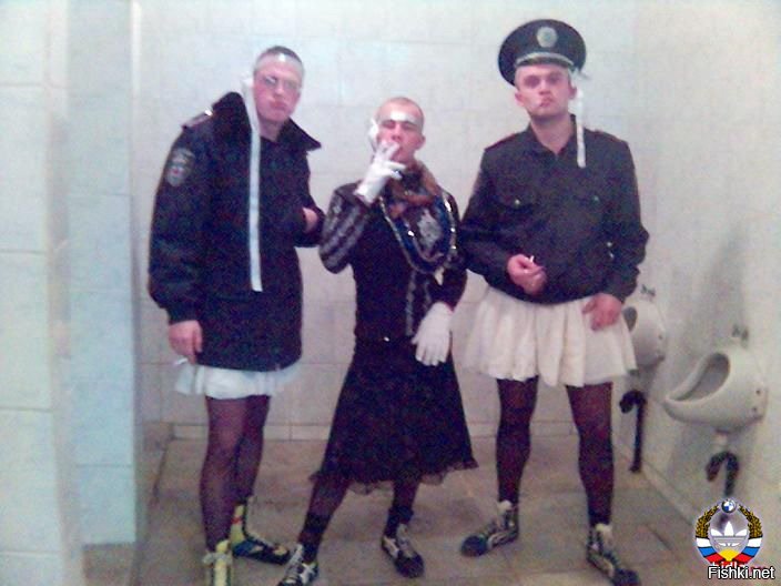 Глупо и молодо. Это точно. 

А вот то что ниже - точно тянет на оскорбление мундира.