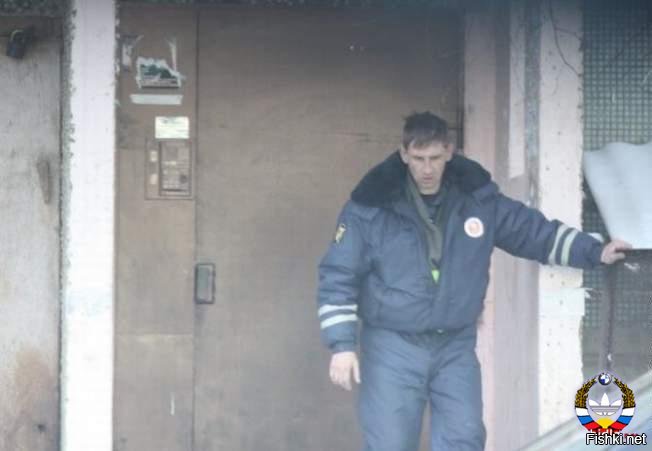 Глупо и молодо. Это точно. 

А вот то что ниже - точно тянет на оскорбление мундира.