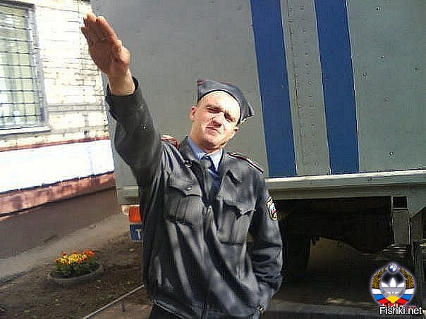 Глупо и молодо. Это точно. 

А вот то что ниже - точно тянет на оскорбление мундира.