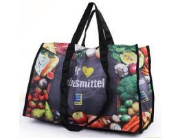 Хожу в магазин со своей сумкой (она сделана из пластика), но выдерживает 25 кг! Сумка справа, сумка слева.. и пошел. Берегу природу.. да и свои деньги.