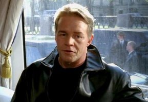 Бой с тенью. Его безжалостный персонаж сильно контрастировал с придыдущими работами. И удался на 100%.