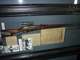 Поправлю, Изначально у В. Зайцева был обычный прицел ПУ на винтовке. Позднее он установил прицел Цейсс  от трофейной финтовки.