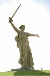 усилием мышц правильным, можно несколько менять привычное представление о равновесии. К примеру см. фото равновесие 107тонного меча достигается за счет натянутых внутри тросов. В данном случае связки стопы пружиня создают усилие на подьем тела, которое включается в игру сил равновесия. Такой именно угол я не видела, но нечто близкое видела в реальности. Кстати со стула можно встать если резко вскинуть руки вверх через стороны и перенести вес на пятки, сделать как бы резкий прыжок всем телом вверх вслед за руками, попробуйте. Даже если не получится, поймете о чем я. Тут мы используем иные хитрости. А именно сильно все зависит от скорости рывка вверх.