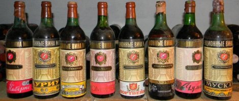 Коллекция этикеток алкоголя времён СССР в старой московской квартире