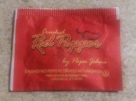 Пакетик острого перца когда заказываешь Papa John's Pizza.
"перемолотый красный перец обработанный радиацией"