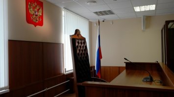 Вообще-то в торговой республике Нидерланды не просто так сдирали кожу с продажных судей. Эту кожу выделывали и обтягивали ей кресло. И вот в этом кресле, обшитом кожей продажного судьи сидел и работал его переемник - неподкупный судья. Так что в оригинале намек был еще толще, чем даже картина на стене.