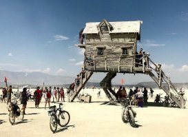 Избушка, избушка, повернись к лесу передом, а к Ивану задом! И немного наклонись.