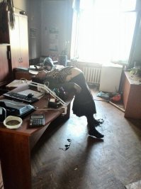 Я сам видел ролик с площади перед Домом профсоюзов, где женщина из окна звала на помощь, а внизу стояла толпа и мужики, хотя какие они после этого мужики, говорили: "Это не женщина. Это сепаратистка".

Я не знаю она ли на этом фото, но фото, как утверждают в сети, тоже из ДП.