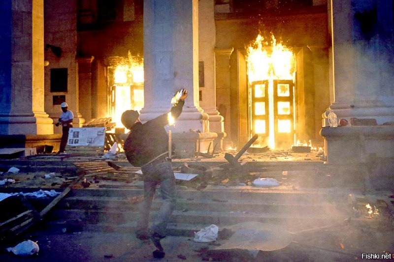 Сторонник Евромайдана тушит горящий вход в Дом Профсоюзов.