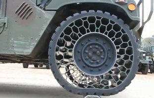 Еще в 10ом году много кричали по поводу безвоздушных колес и даже обещали серийный выпуск. Потом дело затихло. И не просто так затихло. Технология имеет ряд "подводных камней".
Первый и основной - попадание грязи в ячейки амортизации. Это приводит к разбаллансировки колеса (вибрации) и повреждении ячеек. Вот представьте - попал камешек между "лепестков" амортизации колеса и начал при каждом обороте колеса драть пластик. Так что, колеса только для выставок.