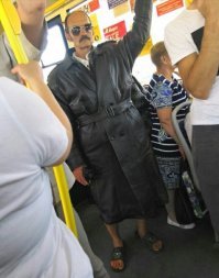 что здесь не так???
шлёпки без носок!
рубашка белая