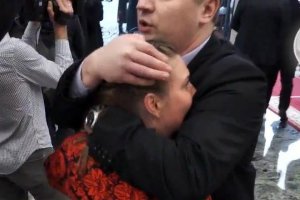 Вот единственное правильное действие когда она пытается открыть рот.