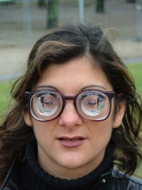 вот это полная ху-йня у моей матери -22 и ей делают очки да они толще чем другие но не намного.
так как на сегодня берут линзу диаметром 10-15 см и из нее выпиливают.
и толщина становится  не большая примерно 3-3,5 мм.
да у них цена высока у матери стоили линзы 30 000 руб.