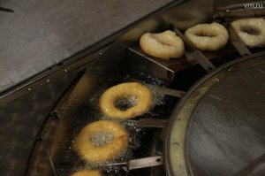 Вот пончики, а то квадратное это вообще донаты.