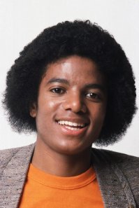 Нормальный симпатичный пацан был. Песни на века. Нафиг было себя гробить пластикой?!