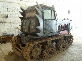 А трактористом Красная Шапочка работает. На пару с бабушкой ;)