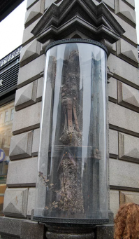 так и стоИт.
Сейчас стеклом защищен, чтобы не испортили туристы.
Из-за стекла, кстати, фигово фотографируется, бликует так, что потом нифига не разберешь.