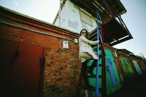 это кстати жилое помещение переделанное из гаража. В Подольске есть гаражный кооператив старый, так вот там все гаражи вот в такие дома переделанные и живут там семьями приезжие, у которых на съем нет необходимых средств.