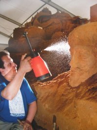 По мере работы, после завершения участка скульптуры, она покрывается сверху раствором воды с клеем ПВА, чтобы песчинки не осыпались с поверхности