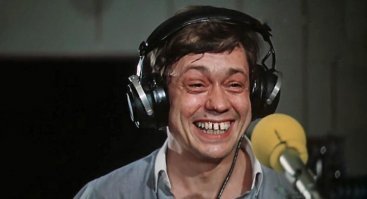 Говорят, что если мужик немного красивее обезьяны, он уже красавец.
А по серьёзному, всё дело в личности, в обаянии. 
Вспомните Караченцова. Он был писаным красивым? - нет. Но он был красавцем.
Или вот ещё один человек с заурядной внешностью, Джеймс Белуши. На фотках так прямо блёклый дядька. Но каков в динамике?
Это я к тому, что по красоте лучше оценивать женщин. К мужикам такие мерила неприменимы.