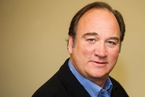 Говорят, что если мужик немного красивее обезьяны, он уже красавец.
А по серьёзному, всё дело в личности, в обаянии. 
Вспомните Караченцова. Он был писаным красивым? - нет. Но он был красавцем.
Или вот ещё один человек с заурядной внешностью, Джеймс Белуши. На фотках так прямо блёклый дядька. Но каков в динамике?
Это я к тому, что по красоте лучше оценивать женщин. К мужикам такие мерила неприменимы.