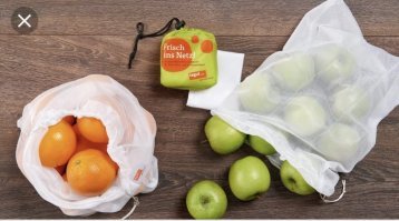 Он же сказал о пакетах, а не про упаковки. 
Бумажный пакет стоит 15 центов, пластик 20. Но пластиковые пакеты есть, вроде, только в 2х крупных эдиковских сетях. 
Aldi, Lidl, Penny от них отказались около года назад. 
Все на машинах, это ящики и многоразовые сурки, пакет берёшь, если что-то докупаешь по мелочи среди недели, потому что берёшь не тележку, которую потом довезешь до машины, а корзинку, которую оставляешь на кассе. 
А для овощей, кстати, тоже многоразовые «сумки»