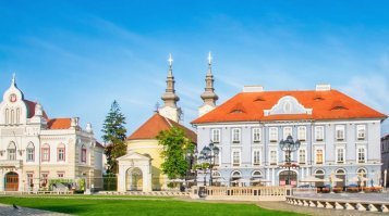 Родилась в Латвийской ССР, в 33 года уехали семьёй в Болгарию - 6 лет здесь жили, сейчас собираемся назад в Латвию. 
По своему опыту скажу вам так - Болгария, да, нищая, но у людей благосостояние выше, чем у жителей Прибалтики. А вот Румыния за пару лет сделала огромный скачок роста - в то время, пока прибалты и болгары распихивали по карманам деньги из Еврофондов, Румыния вкладывала их в развитие инфраструктуры, реставрацию исторических городов, туризм и прочие нужные штуки. Скажу так - Румыния 6 лет назад и Румыния сегодня: две разные Румынии. Конечно, есть безработица, и, конечно, вы правы по поводу того, что младшие партнёры в проигрыше. Просто я хотела бы акцентировать, что сегодня в Румынии живут лучше, чем в Латвии, Литве и Болгарии. 

Будете рядом, не проезжайте мимо - Румыния не может не понравиться :) 
P.S.: в подтверждение своих слов прилагаю пару недавних фото из разных городов Румынии.