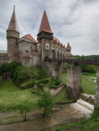 Родилась в Латвийской ССР, в 33 года уехали семьёй в Болгарию - 6 лет здесь жили, сейчас собираемся назад в Латвию. 
По своему опыту скажу вам так - Болгария, да, нищая, но у людей благосостояние выше, чем у жителей Прибалтики. А вот Румыния за пару лет сделала огромный скачок роста - в то время, пока прибалты и болгары распихивали по карманам деньги из Еврофондов, Румыния вкладывала их в развитие инфраструктуры, реставрацию исторических городов, туризм и прочие нужные штуки. Скажу так - Румыния 6 лет назад и Румыния сегодня: две разные Румынии. Конечно, есть безработица, и, конечно, вы правы по поводу того, что младшие партнёры в проигрыше. Просто я хотела бы акцентировать, что сегодня в Румынии живут лучше, чем в Латвии, Литве и Болгарии. 

Будете рядом, не проезжайте мимо - Румыния не может не понравиться :) 
P.S.: в подтверждение своих слов прилагаю пару недавних фото из разных городов Румынии.