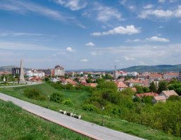 Родилась в Латвийской ССР, в 33 года уехали семьёй в Болгарию - 6 лет здесь жили, сейчас собираемся назад в Латвию. 
По своему опыту скажу вам так - Болгария, да, нищая, но у людей благосостояние выше, чем у жителей Прибалтики. А вот Румыния за пару лет сделала огромный скачок роста - в то время, пока прибалты и болгары распихивали по карманам деньги из Еврофондов, Румыния вкладывала их в развитие инфраструктуры, реставрацию исторических городов, туризм и прочие нужные штуки. Скажу так - Румыния 6 лет назад и Румыния сегодня: две разные Румынии. Конечно, есть безработица, и, конечно, вы правы по поводу того, что младшие партнёры в проигрыше. Просто я хотела бы акцентировать, что сегодня в Румынии живут лучше, чем в Латвии, Литве и Болгарии. 

Будете рядом, не проезжайте мимо - Румыния не может не понравиться :) 
P.S.: в подтверждение своих слов прилагаю пару недавних фото из разных городов Румынии.