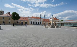 Родилась в Латвийской ССР, в 33 года уехали семьёй в Болгарию - 6 лет здесь жили, сейчас собираемся назад в Латвию. 
По своему опыту скажу вам так - Болгария, да, нищая, но у людей благосостояние выше, чем у жителей Прибалтики. А вот Румыния за пару лет сделала огромный скачок роста - в то время, пока прибалты и болгары распихивали по карманам деньги из Еврофондов, Румыния вкладывала их в развитие инфраструктуры, реставрацию исторических городов, туризм и прочие нужные штуки. Скажу так - Румыния 6 лет назад и Румыния сегодня: две разные Румынии. Конечно, есть безработица, и, конечно, вы правы по поводу того, что младшие партнёры в проигрыше. Просто я хотела бы акцентировать, что сегодня в Румынии живут лучше, чем в Латвии, Литве и Болгарии. 

Будете рядом, не проезжайте мимо - Румыния не может не понравиться :) 
P.S.: в подтверждение своих слов прилагаю пару недавних фото из разных городов Румынии.