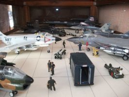 Это мой "аэродром". В одном конце - НАТОвские с обслугой, в другом - наши, пока без обслуги.