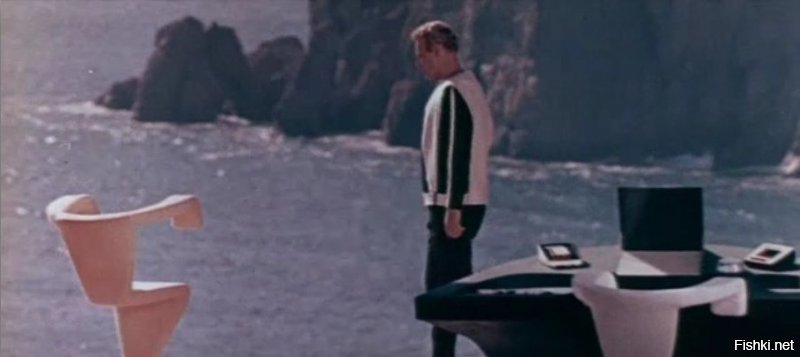 У Дар Ветра в фильме "Туманность Андромеды" (1967) на столе стоит некое коммуникационное устройство, которое здорово напоминает ноутбук.