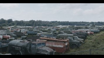 В каком году снимали сериал, если в 5 серии не 13-ой минуте есть эпизод про хранилище заражённой техники в Рассохе - техника на месте. Судя по спутниковым снимкам Гугл, в 2012 году уже много техники растащили, а по снимкам 2013 года - техники на поляне не осталось совсем.