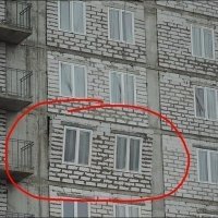 На фото Донецк, лет 10 назад. Знакомая недавно купила квартиру в новострое, её проводка идёт по полу у соседей сверху. ВСЕ! стены несущие, толщина стен между квартирами 10 см. Проводка в стене от потолка к розеткам идёт в канале, во время дожде из розеток течёт вода.

Как то разговаривал с людьми которые купили квартиру в кооперативе ещё при совке, По плану 3 комнаты, по факту 2, долго не могли понять, оказалось что комнату замуровали. Пришлось выбивать дверь, но как говориться : "нет худо без добра", они выбили дверь там где им было удобно, а не там где она должна быть по проекту.

И ещё как то был свидетелем пожара утеплителя в обшивке в новострое ,свечка 30-ть этажей, это писец. Утеплитель вроде как от окурка, загорелся и все, приехали пожарные и что, утеплитель защищён снаружи керамической плиткой вода не достаёт, из-за высоты и перепада давления, тяга как в горне, пока не выгорела нечего не могли сделать, пожарные только охлаждали окна.