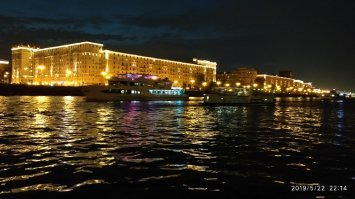 А это Пушкинская набережная поздним вечером. Под Андреевским мостом.