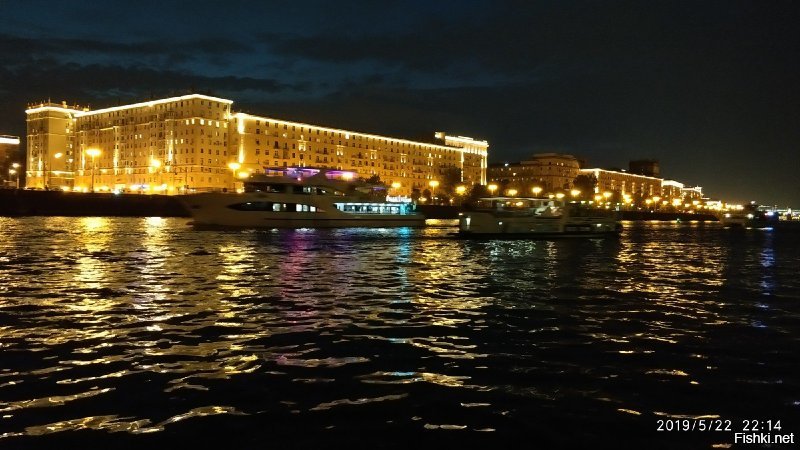 А это Пушкинская набережная поздним вечером. Под Андреевским мостом.
