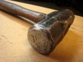 В РВСН рассказали, зачем нужна кувалда в центральном командном пункте

Предназначена для вскрытия сейфа с боевыми документами в случае непредвиденной ситуации, сообщил в среду журналистам представитель Минобороны РФ по РВСН полковник Вадим Коваль.

По его словам, инструмент хранится в главном зале на посту командира дежурных сил. Во времена СССР, когда ЦКП с инспекцией посетила представительная группа генералов Генштаба, дежурному генералу ЦКП Георгию Новикову был задан вопрос о его действиях в случае, если он получит сигнал на проведение пуска ракет, но шифр-замок сейфа с боевыми документами после трех попыток не откроется.

Новиков ответил, что "собьет шифр-замок кувалдой, которую при заступлении на боевое дежурство он всегда "на всякий случай" ставил за сейф".