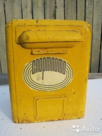 Все было просто:
синий - ящик для почты
желтый - для спортлото 
красный - пожарный гидрант
зеленый - мусорка