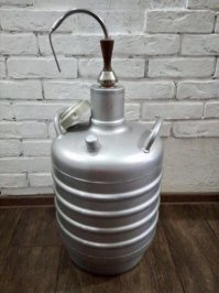 Эй-эй!!! А это не сосуд Дьюара , случаем, старого образца!!! И если там что-то булькает, я бы не советовал выбрасывать на помойку. Там может быть сжиженный газ.  Я ничего не утверждаю, это только предположение, но... Бережёного...