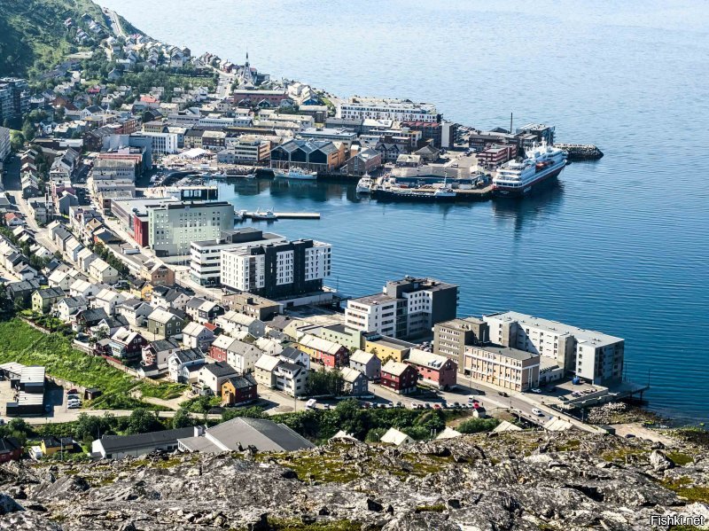 Если рассматривать континентальную часть, то "самый" северный город Норвегии не Трумсё, а Хаммерфест:)