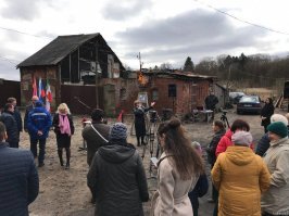 Ну какие ж это позитивные новости? вот позитив: 
1."По три храма в день": через 30 лет количество церквей в России удвоится

2. В Кемеровской области виновным в групповом изнасиловании дали условный срок

3. Матвиенко: «Китай развивается, а по нашу сторону как было, так и есть захолустье»

4. Священнику за угон в пьяном виде и кражу дали штраф

5. Госдума отклонила законопроект о наказании за незаконное обогащение

...2019 год.
в ядерной сверхдержаве и первой в мире стране по углеводородам в деревню 
в Калининградской области провели газ и устроили праздник