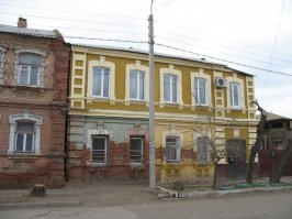 не убрали, чтобы она работала фитилём и продолжала выводить воду из стены. Во влажных местах так делали. Иначе...