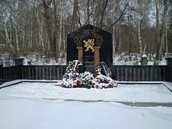 Про чью жену?  
Про мою живущую со мной в г. Орле и работающей преподавателем ИКТ, инженерки и математики?  
Или про жену К. Семина официально проживающую в месте с 11 летним сыном в США?
То, что Виктор Семин из госдеповских известно давно всем у кого есть интернет.

17 ноября на Михайловском кладбище Екатеринбурга был торжественно открыт памятник чешским и словацким легионерам, погибшим и похороненным на Урале в годы Гражданской войны.

После скандала с одновременно действовавшими в Екатеринбурге в 2003 2004 годах двумя избиркомами В.Семин в декабре 2004 года переходит на должность советника губернатора Росселя (того самого, который в начале 90-х хотел создать отдельную Уральскую республику и даже успел объявить о необходимости введении своей валюты), на которой в 2008 году  способствует установке памятника белочехам. 

Памятник в итоге установили 

Параллельно столь «полезной» для города и России работе он становится атаманом Среднеуральского отдельского казачьего общества Оренбургского войскового казачьего общества, до октября 2011 г.   заместителем атамана Оренбургского войскового казачьего общества по взаимодействию казачьих обществ и объединений с органами государственной власти.