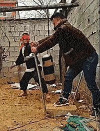 Здесь, в конце, на соседней кровати надо было второго разместить с бандажом на яйцах)))