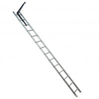 Лестница - пожарная штурмовка, но ещё создалось впечатление, что мужик в боёвке пожарной.
А что касаемо двери, то хорошую бронированную вырывать приходится с частью стены. Проще и главное, быстрее - через окно.