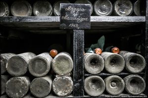 Кстати, во время оккупации Крыма немцами завод «Массандра» продолжал работу. Часть вин, разлитых в 1942-1943 годах, можно также увидеть в коллекции.