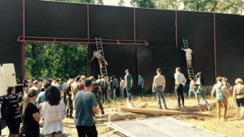 Как там дела  с заборами в любимой Шумерии? Цеж  тоже Европа?
 Фото - 5-метровий паркан навколо угідь екс-комуніста....