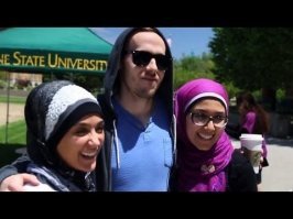 Капец народ, ну у вас и фантазии "секс домогательство"!
А вот к примеру Райан Гослинг - тоже канадец, тоже симпотяга.
Но почему у него проблем с обнимашками нет?